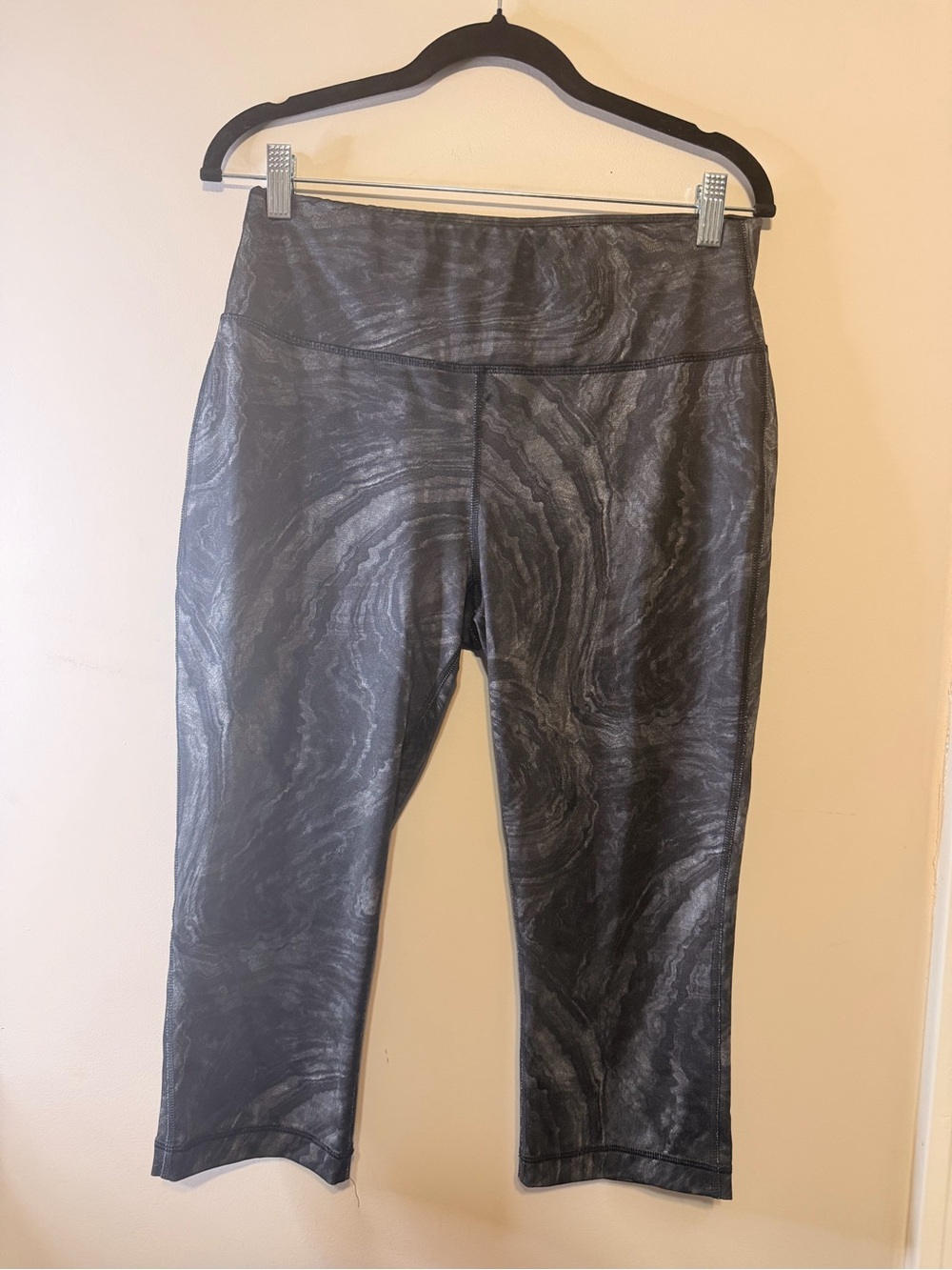 Avia Gray Marble-Print Women's Capri Athletic Leggings
